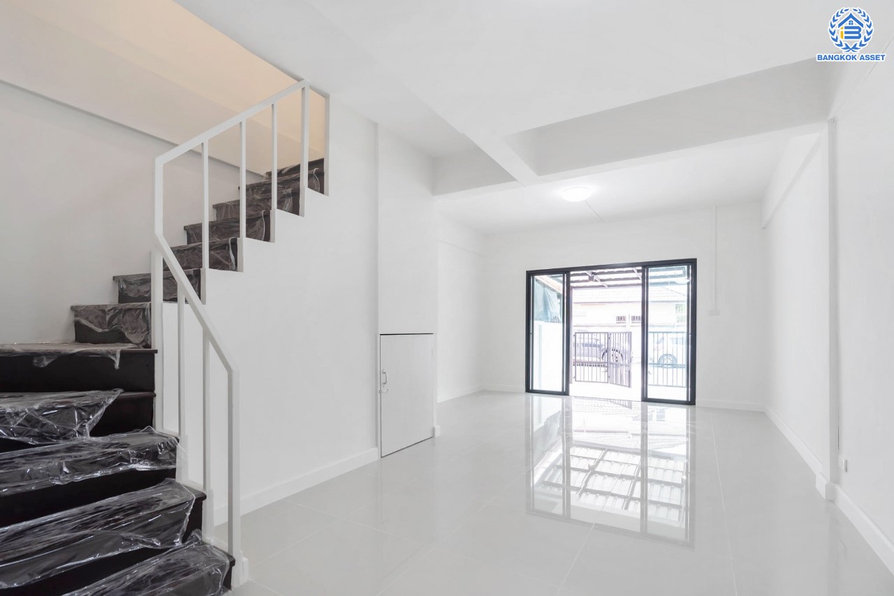 บ้านมือสองตกแต่งใหม่ ม.ภัทรนิเวศน์ สามัคคี-งามวงศ์วาน เนื้อที่ 17 ตร.ว. ฟังก์ชัน 2 ห้องนอนใหญ่ 2 ห้องน้ำ จอดรถได้ 1 คัน ทำเลเชื่อมต่อหลายเส้นทาง ใกล้เดอะมอลล์งามวงค์วาน, เซ็นทรัลแจ้งวัฒนะ  และรถไฟฟ้าสายสีชมพู "สถานีสามัคคี"